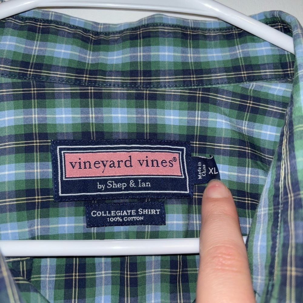 Vineyard Vines button down collegiate shirt - Picture 3 of 9